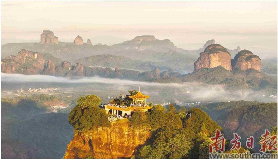 丹霞山長老峰的觀日亭是游客看日出的熱門選擇。張建斌攝